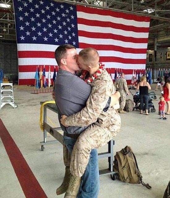 Le fougueux baiser d'un Marines gay