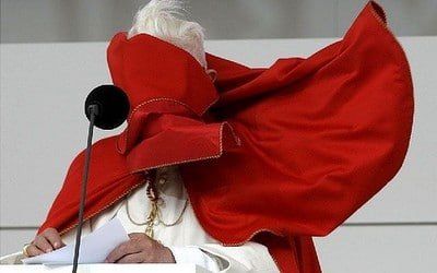 Le pape démissionne pour cause de sénilité?
