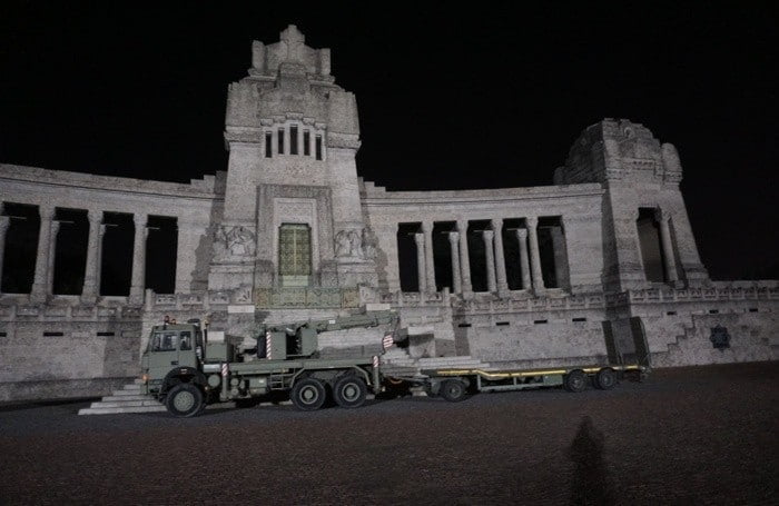 Décédé dans d'autres villes pour incinération, les véhicules de l'armée portent les cercueils en Italie